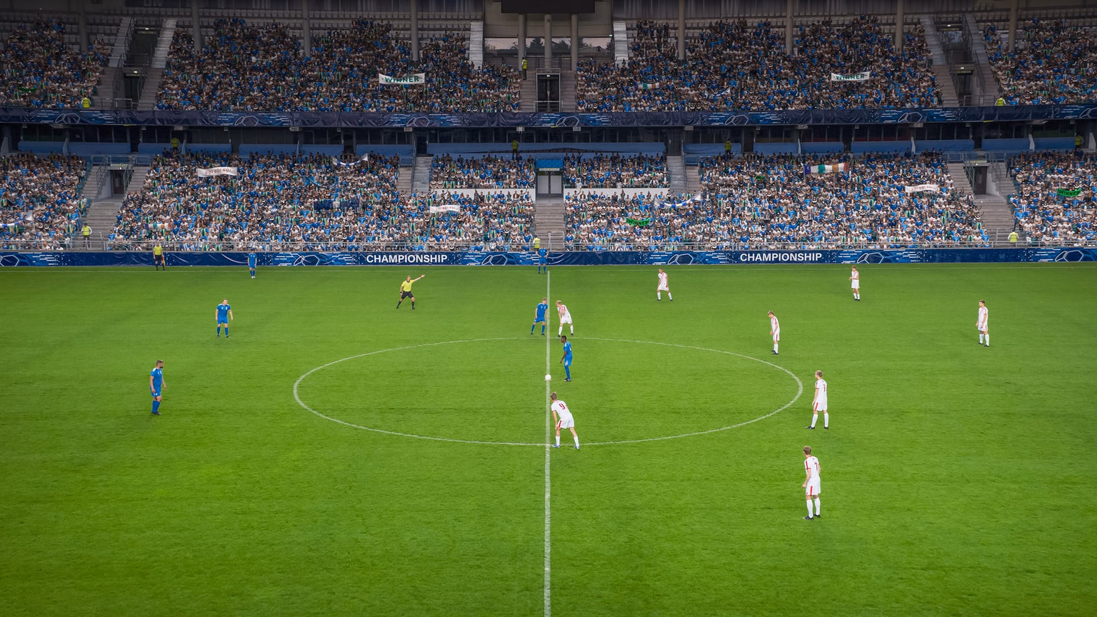 Volle tribunes tijdens een wedstrijd in het stadion